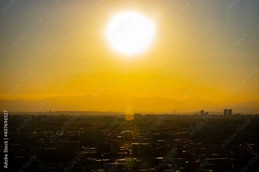 冬の東京の夕暮れの街並みと巨大な夕日 冬の東京の夕暮れの街並みと巨大な夕日