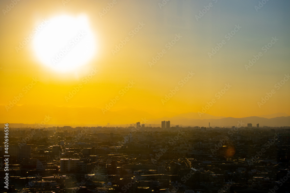 冬の東京の夕暮れの街並みと巨大な夕日 冬の東京の夕暮れの街並みと巨大な夕日