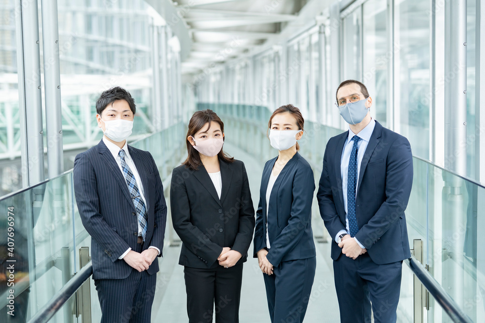 マスクを装着したビジネスチーム