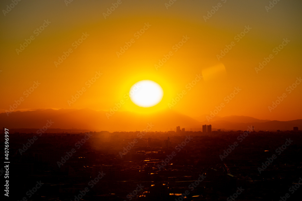 冬の東京の夕暮れの街並みと巨大な夕日 冬の東京の夕暮れの街並みと巨大な夕日