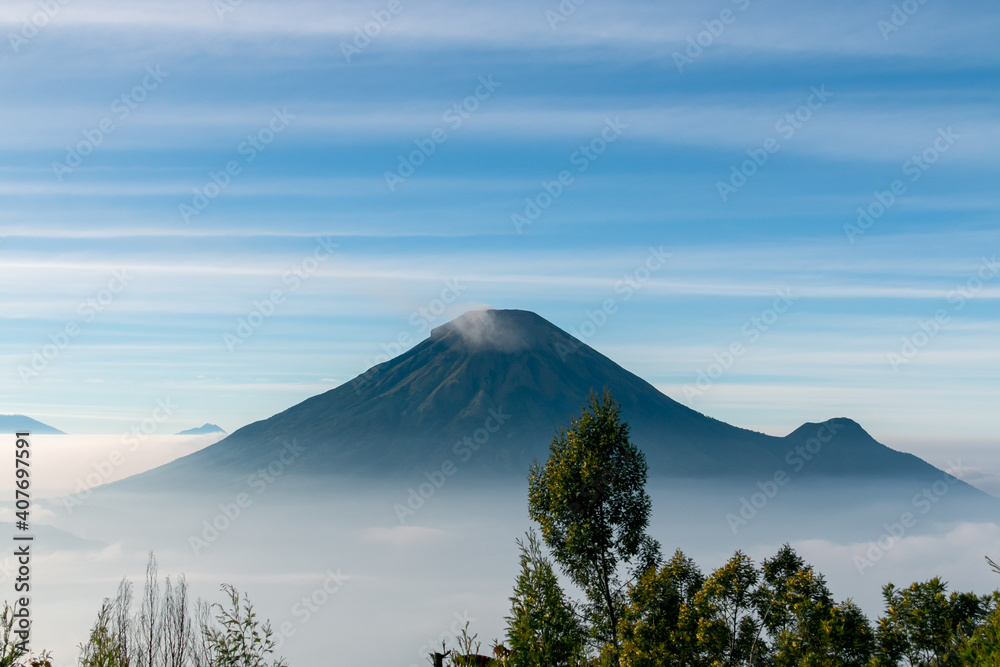Fototapeta premium view of the sindoro mountains with a sea of ​​clouds