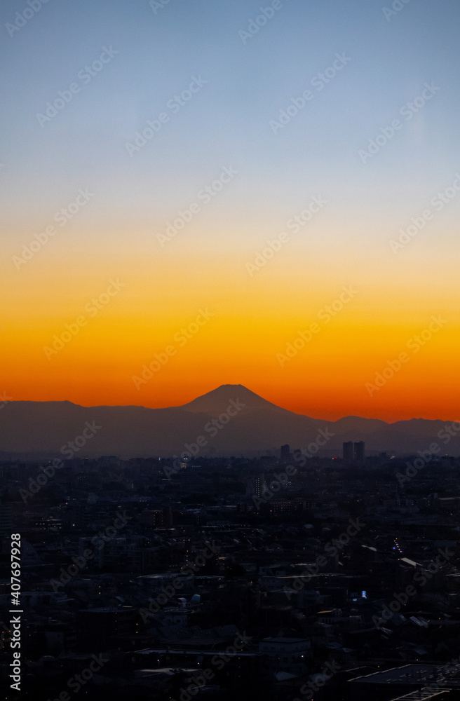 冬の東京から見たマジックアワーの富士山