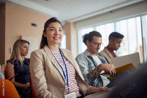 фотографія young asian female smiling at business conference