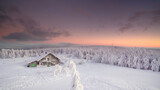 Holzhütte im Winterwald