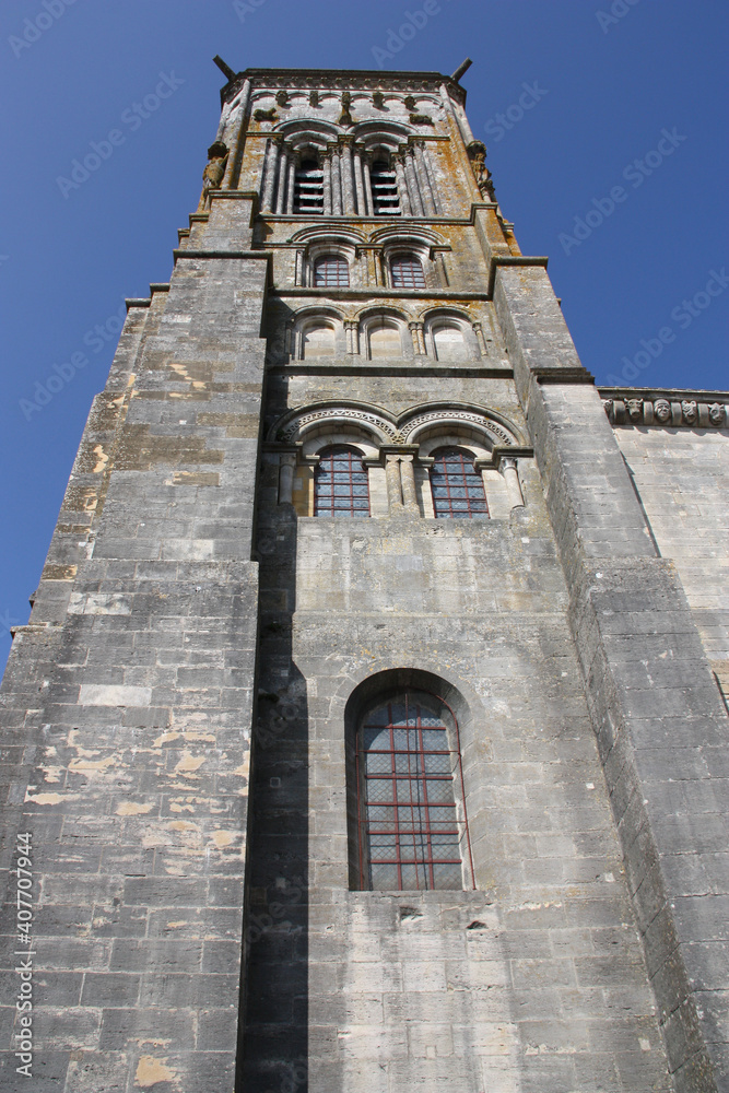 Clocher de la basilique de Vézelay en Bourgogne, France