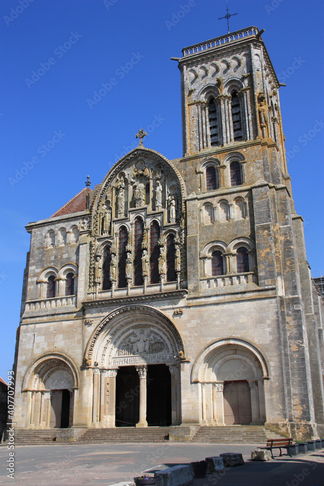Façade de la basilique de Vézelay en Bourgogne, France