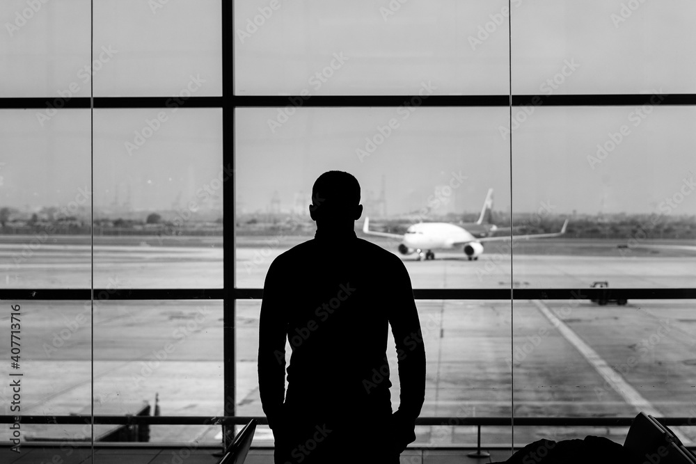 SIlueta de hombre esperando su vuelo SIlueta de hombre esperando su vuelo