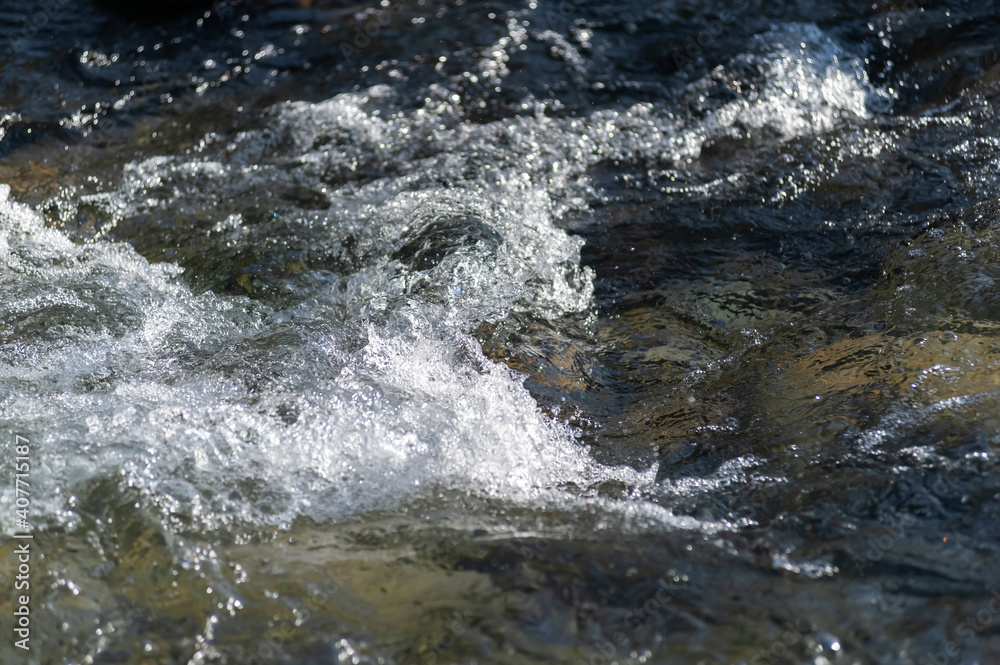 Gebirgsbach mit klarem Wasser in Bewegung Gebirgsbach mit klarem Wasser in Bewegung