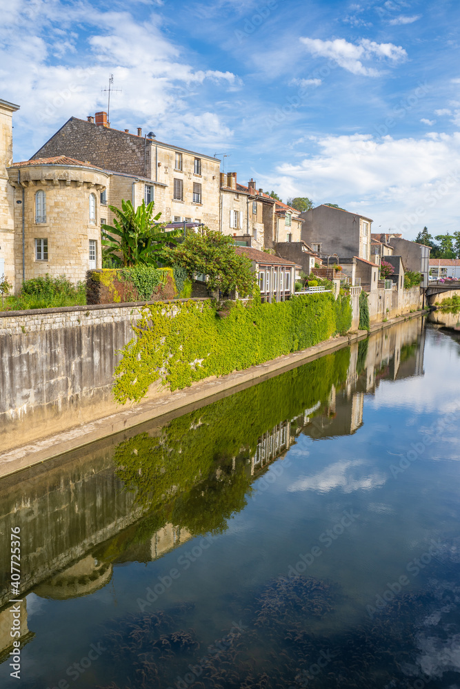 Ville de Fontenay-le-Comte traversée par la Vendée 