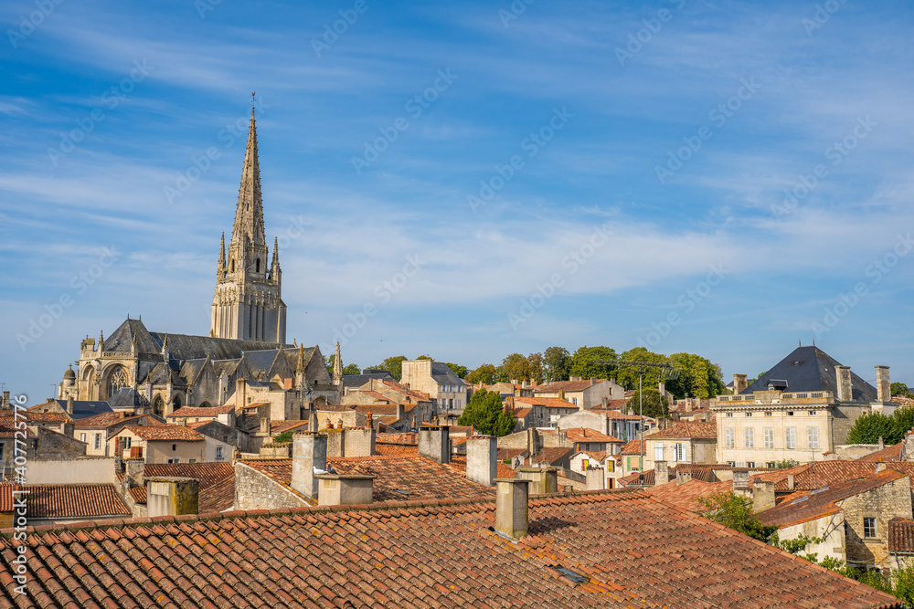 la ville de Fontenay-le-Comte et son Église Notre-Dame, Vendée, France