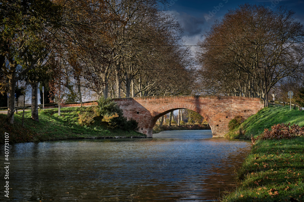 Fototapeta premium old bridge on the canal du midi