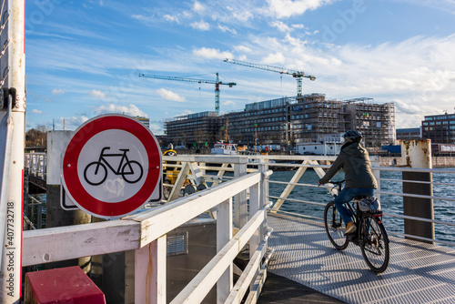 Die Fußgänger Behelfsbrücke über den Hörnbereich der Kiler Förde ist wegen Wartungsarbeiten der Klappbrücke als alternative Querung nach Gaarden ausgefahren. Radfahrer müssen hier absteigen