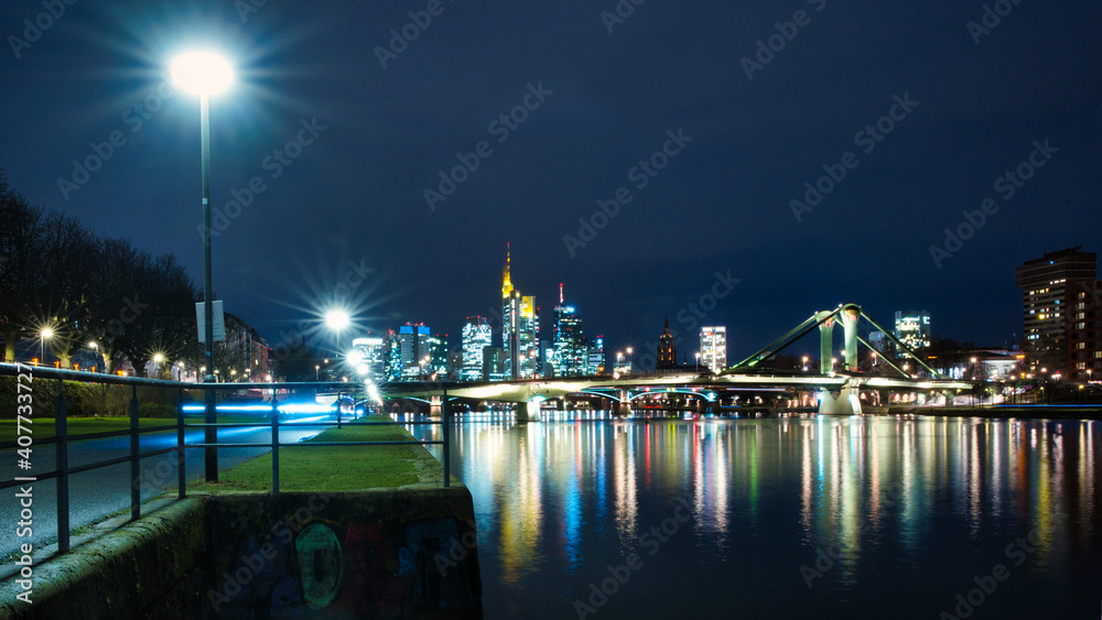 Flößerbrücke bei Nacht vor Skyline