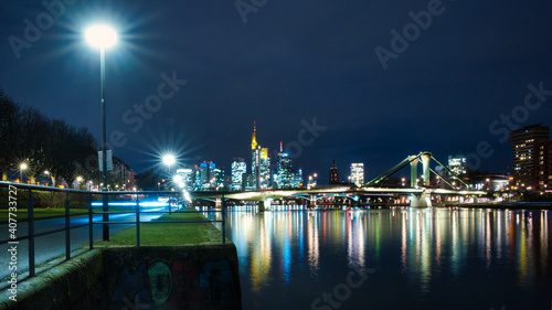 Obraz na płótnie Flößerbrücke bei Nacht vor Skyline w salonie