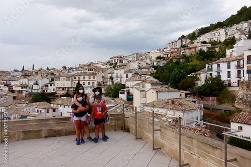 familia con mascarilla en el mirador de las ruinas de la iglesia de santa maria de cazorla, jaen, andalucia, españa con vistas del pueblo.