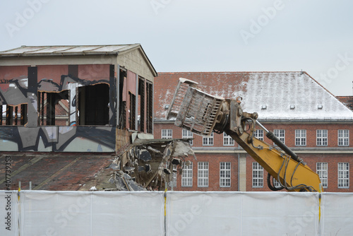 Bagger bei Abriss von altem Gebäude photo