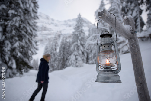 femme en balade sur un chemin romantique éclairé aux lanternes - montagne Alpes