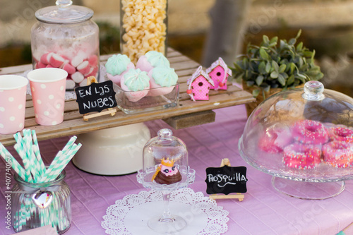 mesa de dulces para celebracion de eventos con gofres golosinas y dulces de chocolate.. al aire libre