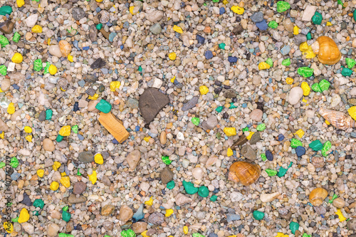 фотографія The layer of colored gravel in the bottom of the aquarium