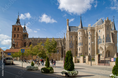 Catedral de Santa María y Palacio Gaudí, Astorga, León, Castilla y León, España.