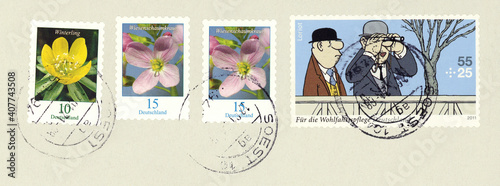 briefmarke stamp frankiert cancel gestempelt used blumen flowers comic loriot cartoon papier paper post letter mail brief winterling wiesenschaumkraut comic fernglas birdwatcher photo