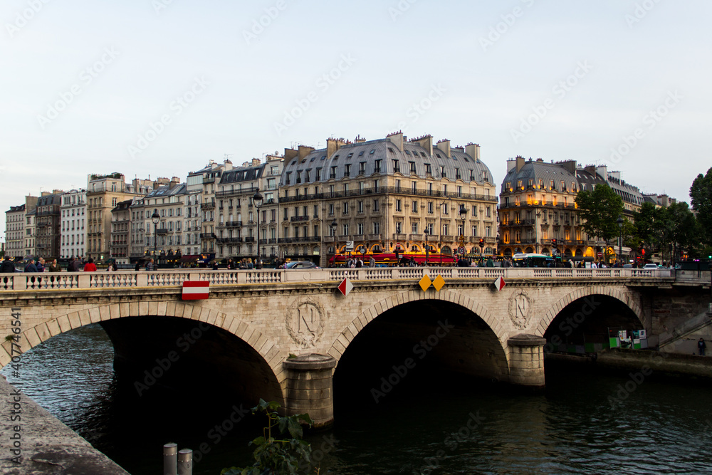 Fototapeta premium puente nuevo y rio Sena, con edificio detras. paris, francia.