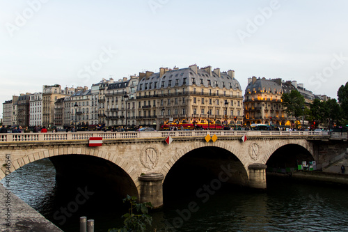 puente nuevo y rio Sena, con edificio detras. paris, francia.
