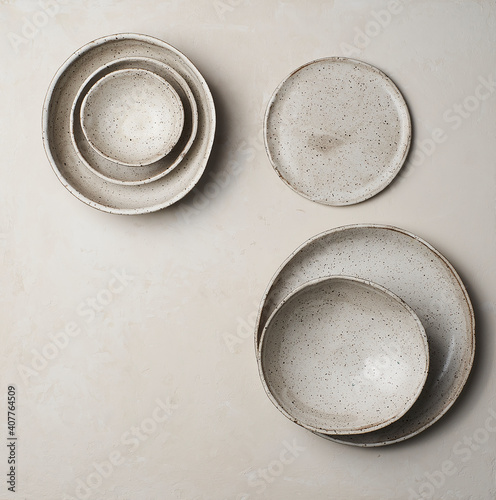 composição de pratos de cerâmica em fundo off white photo