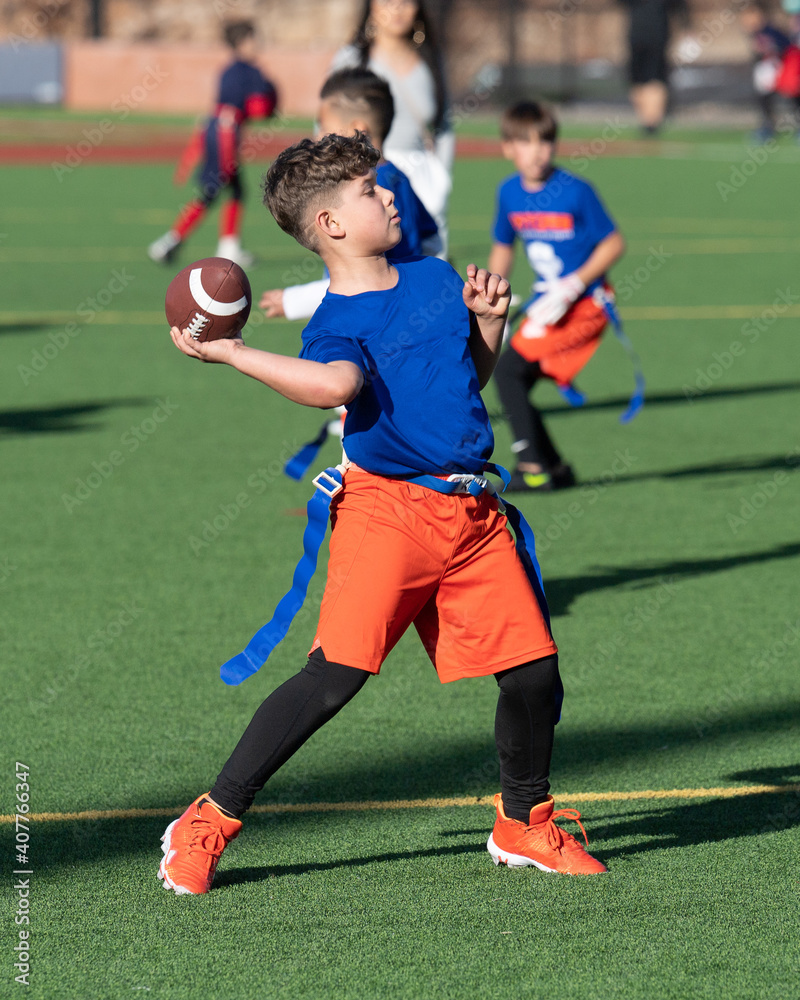 Obraz premium Young boy playing flag football