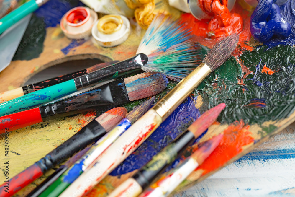 Obraz premium Brushes and paints for painting on an old background.