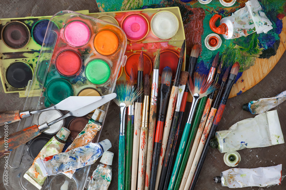 Naklejka premium Multi-colored oil paints squeezed out of a tube onto a white sheet of paper.