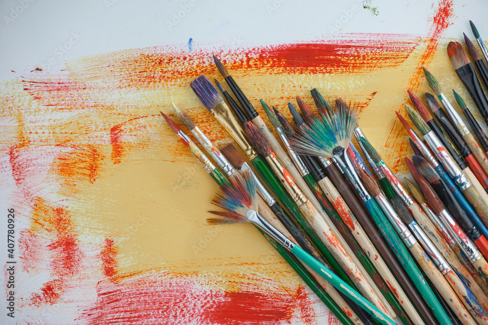 Obraz premium Brushes and paints for painting on an old background.