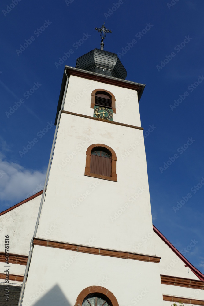 Turm der Simultankirche in Brauneberg an der Mosel
