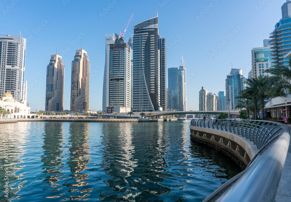 Obraz premium Channel in Dubai Marina. Modern buildings in Dubai, UAE. In the city of artificial channel length of 3 kilometers along the Persian Gulf