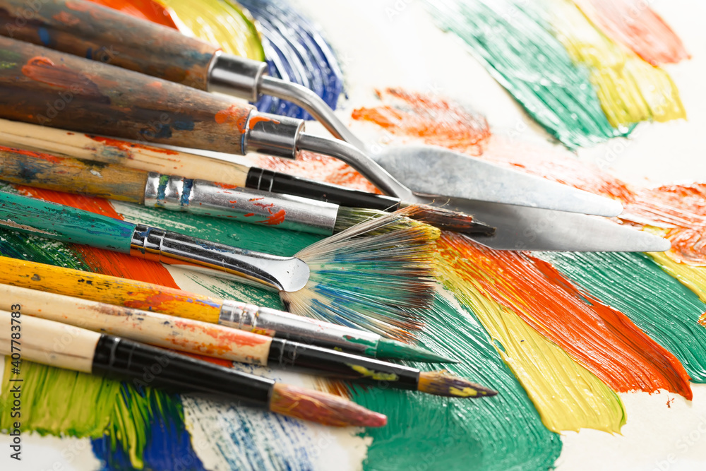 Obraz premium Brushes and paints for painting on an old background.