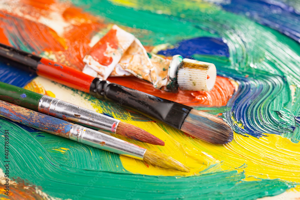 Obraz premium Brushes and paints for painting on an old background.