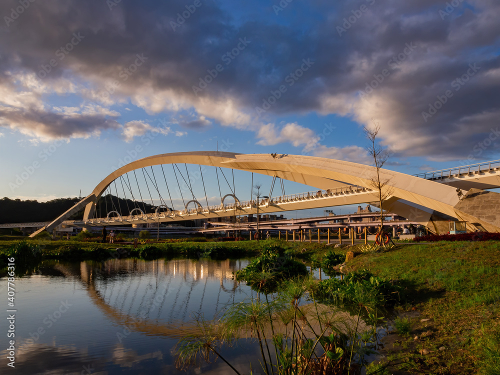 Obraz premium Sunny view of the Yangguang Bridge at Xindian District