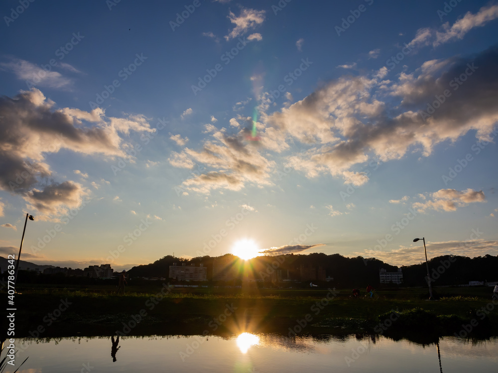 Obraz premium Sunset view of some cityscape with reflection in Xindian District area