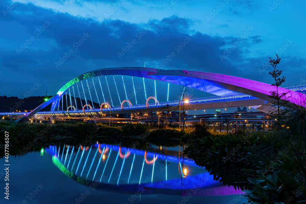 Obraz premium Night view of the Yangguang Bridge at Xindian District