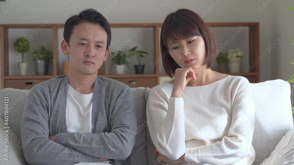 言い合うカップル