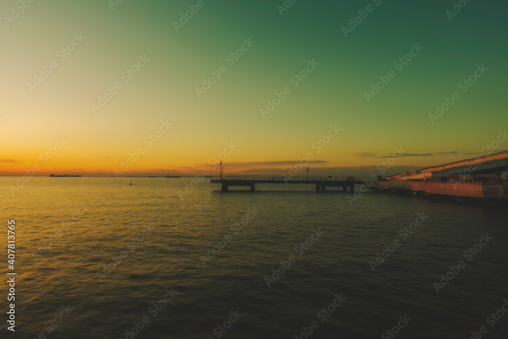 千葉県市原市の海釣り公園の桟橋と東京湾の夕景