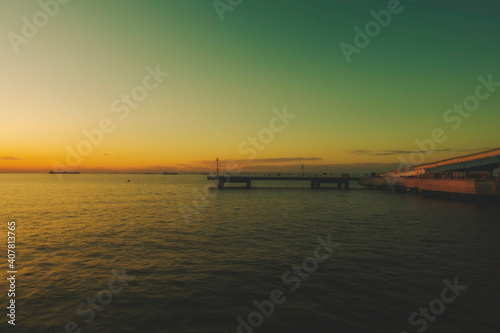 千葉県市原市の海釣り公園の桟橋と東京湾の夕景 © 眞