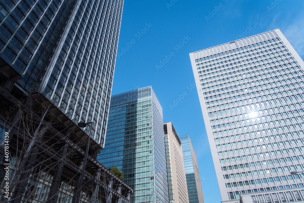 東京のビル群と青空の風景