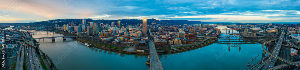 Naklejka premium Panorama View of Burnside Bridge Crossing the Willamette River in Portland Oregon at Sunrise 