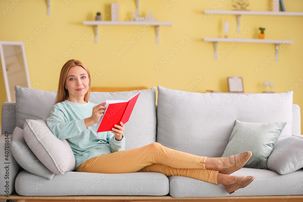 Obraz premium Mature woman reading book at home