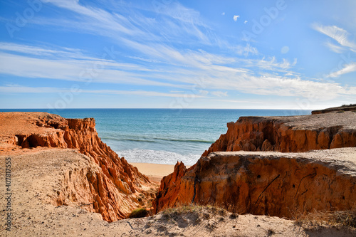 Die Sicht auf das Meer vom Felsen in Portugal, Algarve
