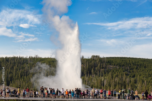 Fotografie, Tablou Crowds in front of old faithful in Yellowstone National Park