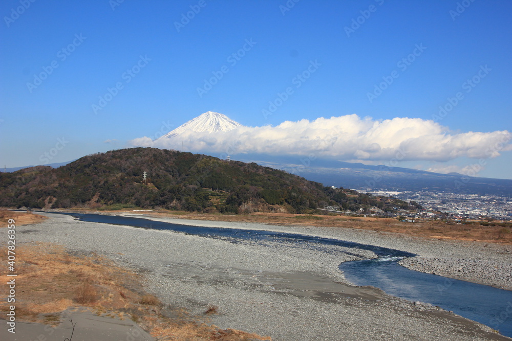 東名高速道路上り線冨士川サービスエリアから見た冨士川と富士山