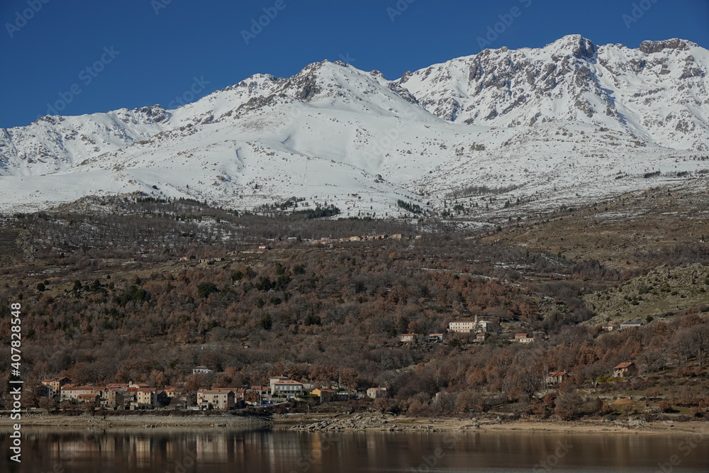 Le lac de Calacuccia, et le Monte Cinto enneigé en Corse
