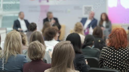 Wallpaper Mural Audience listens to the lecturer Torontodigital.ca